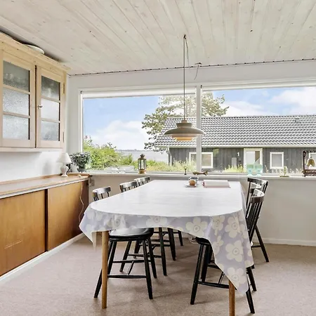 Holiday home Stunning In With Kitchen Mesinge