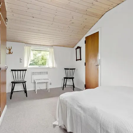 Holiday home Stunning In With Kitchen Mesinge